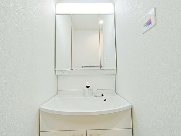 お出かけ前の身だしなみに一歩差がつく三面鏡。 