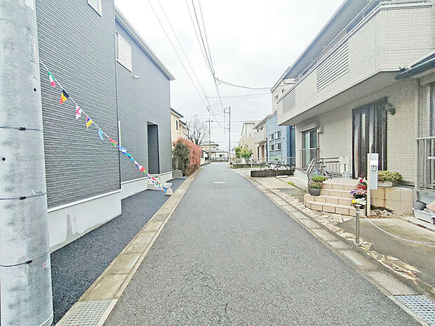 車通りの少ない閑静な住宅地、のびのびした子育てに適します。 