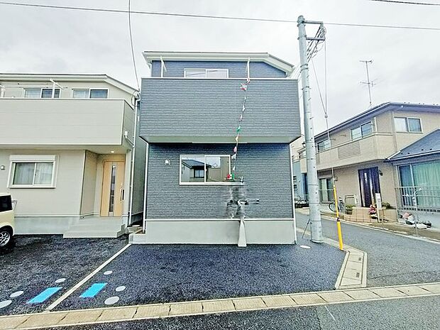 マイカースペースを1台分確保。現地で車幅と共にご確認ください。 
