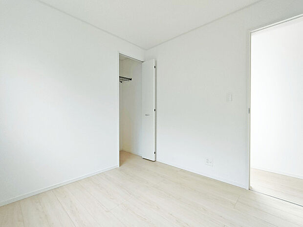 大きな窓から明るい日差しが差し込みます