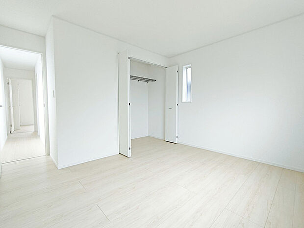 大きな窓から明るい日差しが差し込みます