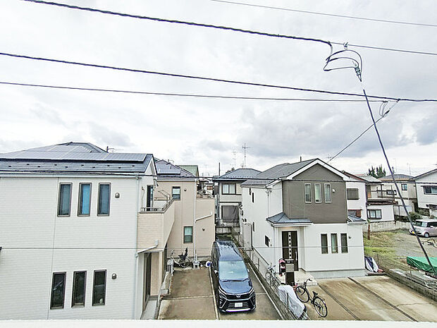 前面の住まいとの距離感があるから、圧迫感を感じません。