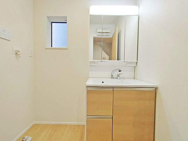 お出かけ前の身だしなみに一歩差がつく三面鏡。