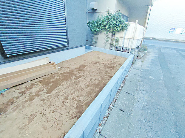 小さなお庭はメンテナンスが楽でちょうど良いかも知れませんね。 