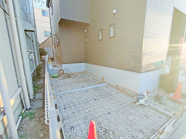 マイカースペースを1台分確保。現地で車幅と共にご確認ください。 