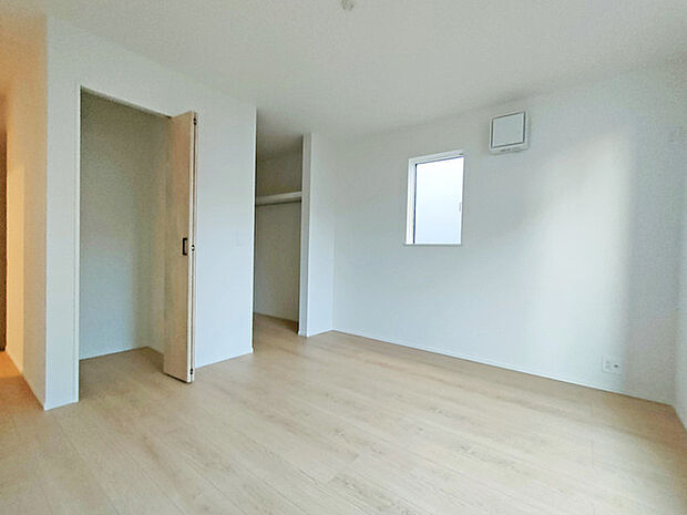 大きな窓から明るい日差しが差し込みます