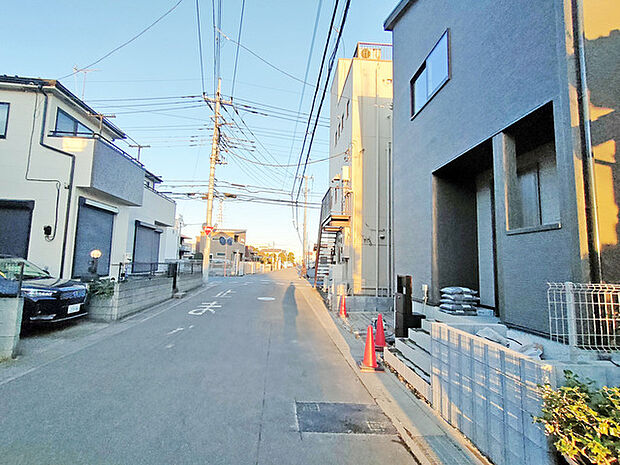 あたり一帯に住宅が広がる立地、低層住居専用地域ならでは。 