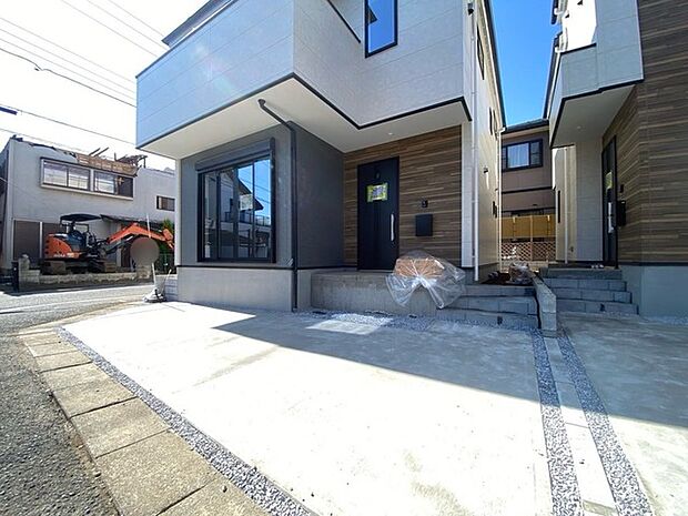 セカンドカーにも便利、駐車2台可の敷地。