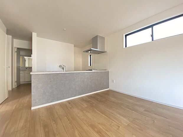 ご家族みんながゆったりくつろげる広々リビング。いつでも現地ご覧頂けます。お気軽にお声がけ下さい。 