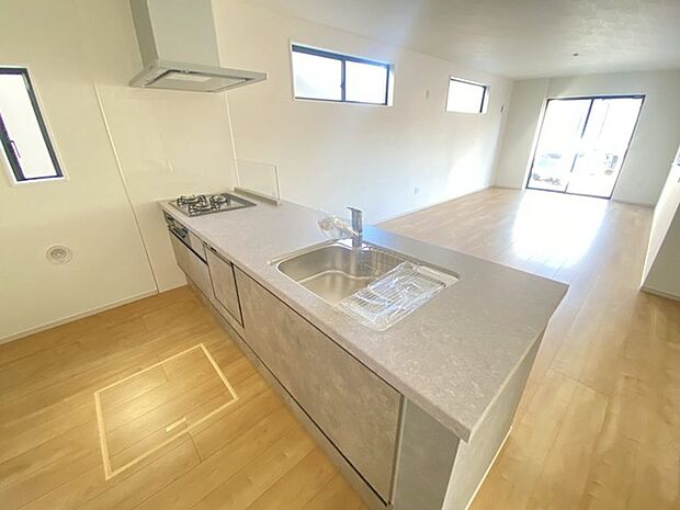 カウンターからはリビングが広く見渡せ、ご家族とのコミュニケーションも弾みます。 