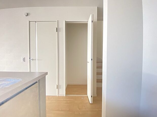 キッチンの脇に、この収納があるだけで、キッチン動線が変わりますね。