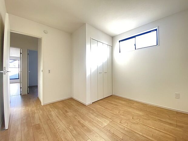 新築の木の匂いのする室内。写真では伝わらないので、ぜひ現地でお確かめください。