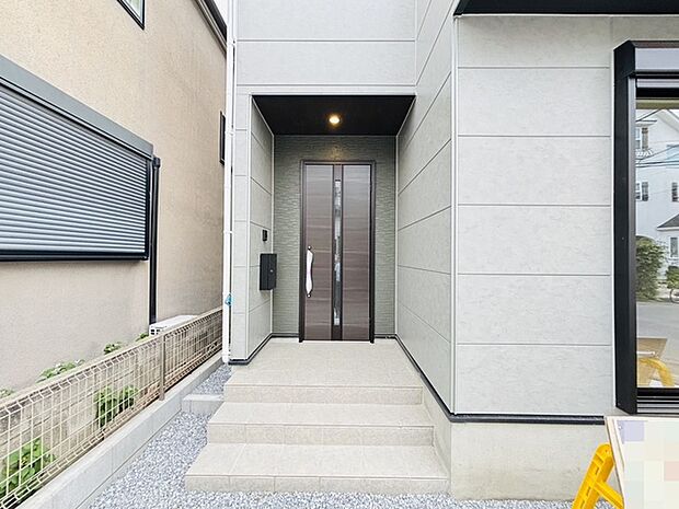 ポーチのついた新築分譲物件。玄関の印象はいかがでしょうか?入口からご覧ください。