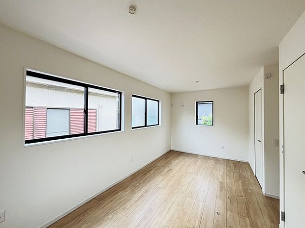将来的には間仕切りして2部屋に変更可能な洋間。成長に合わせた間取り変更が可能なタイプ。