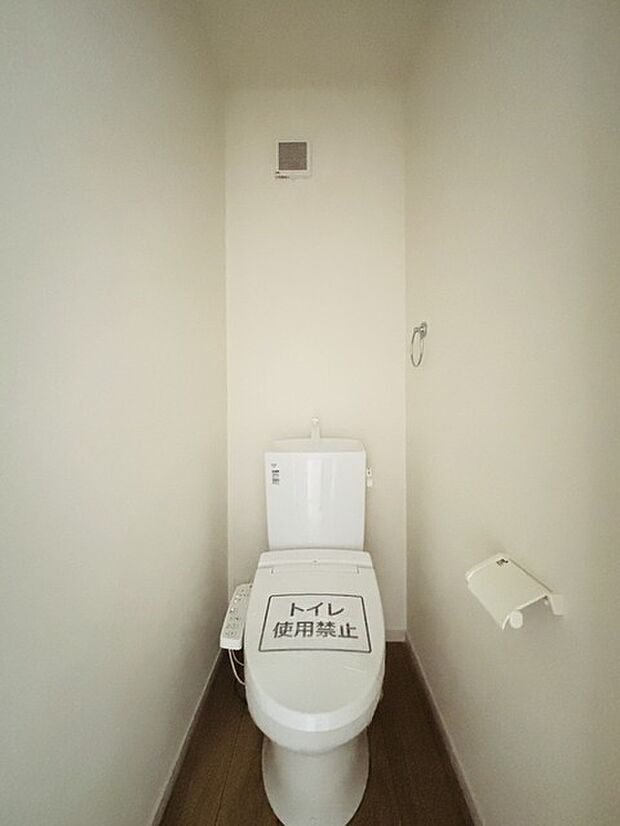 もちろんウォシュレット機能付き。憩いの場としてひそかに注目度の高いお手洗いにもご注目ください。 