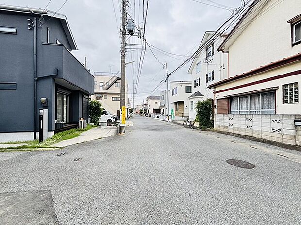 前面道路は整備され、小さなお子様にも安心です。 