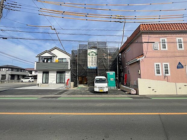 駐車が苦手な方にも嬉しい、広い前面道路に面した住まい。 
