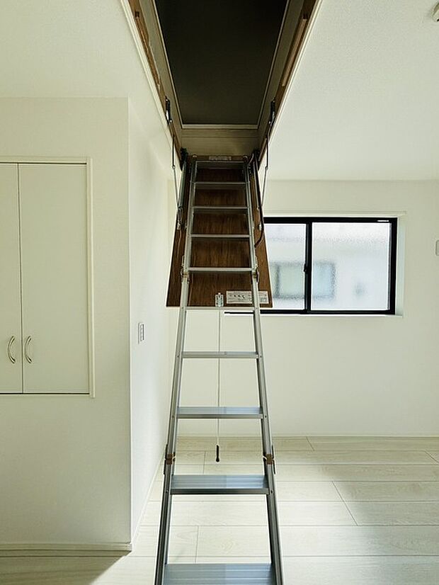 屋根裏部屋への梯子