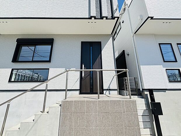 ポーチのついた新築分譲物件。玄関の印象はいかがでしょうか?入口からご覧ください。
