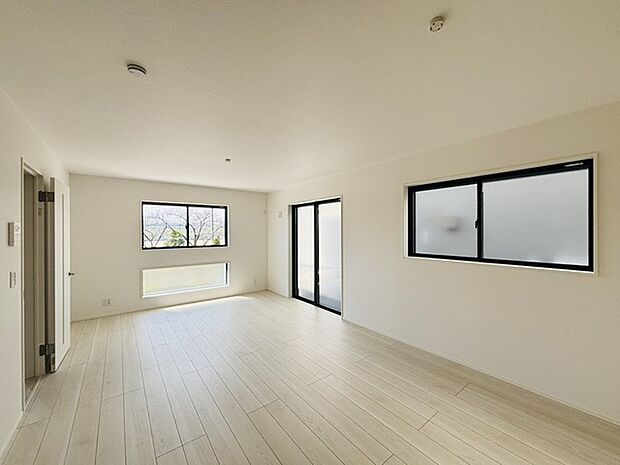 ご家族みんながゆったりくつろげる広々リビング。