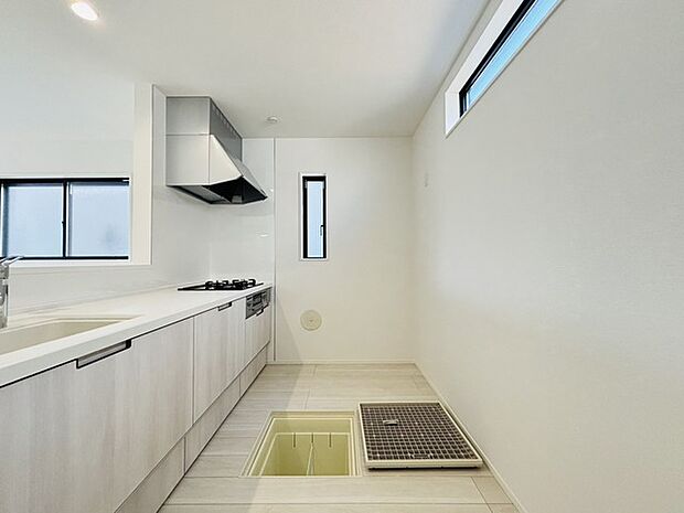 キッチン裏の空間もしっかり確保。カップボードも大きなものを置けそうです。