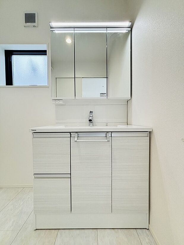 収納力と機能性に優れた、お手入れラクラク洗面化粧台。