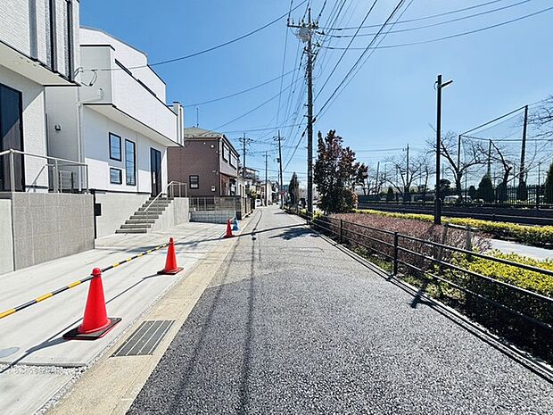 前面道路は歩道も整備され、小さなお子様にも安心です。