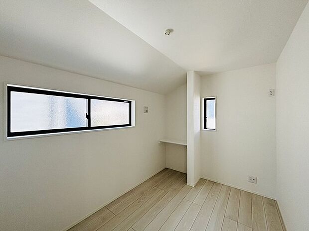 新築の木の匂いのする室内。写真では伝わらないので、ぜひ現地でお確かめください。