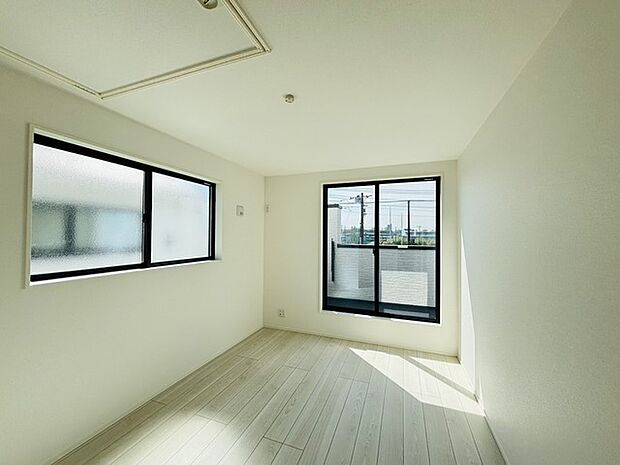 バルコニーからはたっぷりと太陽の光が舞い込みます。