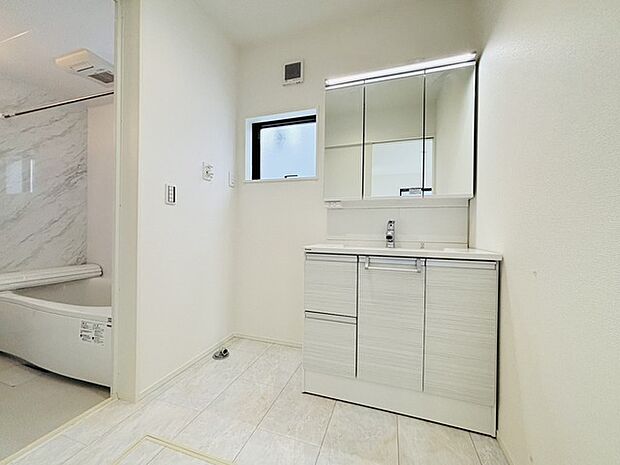 洗面台横にランドリーコーナーもゆったり。ドラム式洗濯機も置けそう。