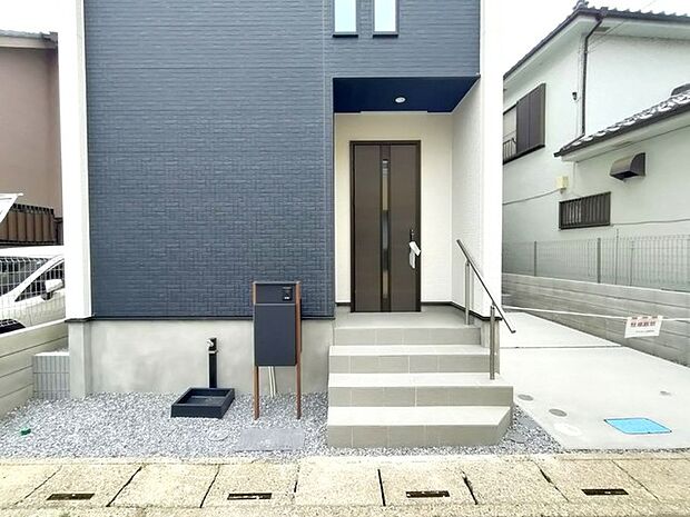 ポーチのついた新築分譲物件。玄関の印象はいかがでしょうか？入口からご覧ください。 