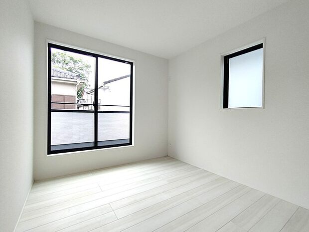 新築の木の匂いのする室内。写真では伝わらないので、ぜひ現地でお確かめください。 