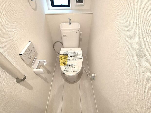 もちろんウォシュレット機能付き。憩いの場としてひそかに注目度の高いお手洗いにもご注目ください。 