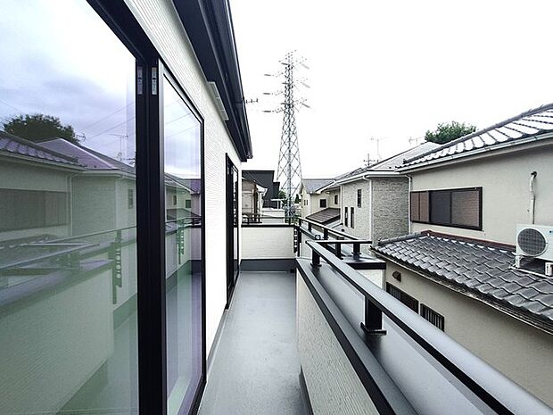 あたり一帯に住宅が広がる立地、低層住居専用地域ならでは。 