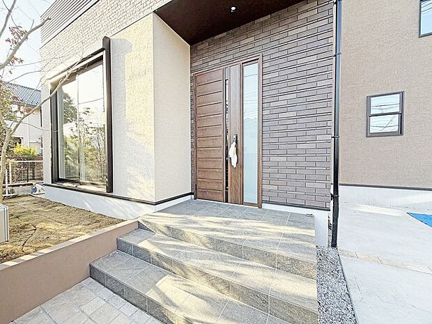 ポーチのついた新築分譲物件。玄関の印象はいかがでしょうか?入口からご覧ください。
