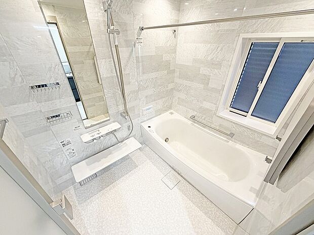 バスユニット1坪タイプ、浴室乾燥機、手すり付き。 