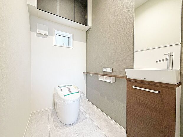 もちろんウォシュレット機能付き。憩いの場としてひそかに注目度の高いお手洗いにもご注目ください。