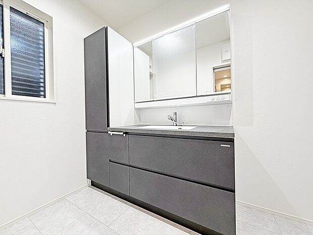 たっぷりの収納を設けたシャワー付洗面台で快適な暮らしが実現します 