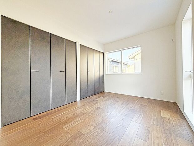 大きな窓から明るい日差しが差し込みます 