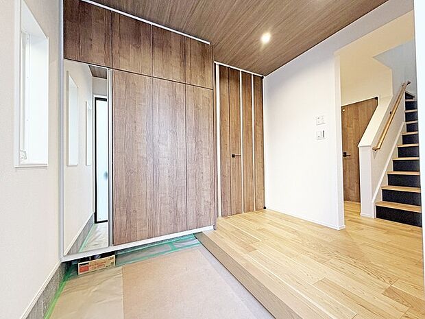 玄関を開けたら大容量のシューズボックス、使いやすい配置です。 