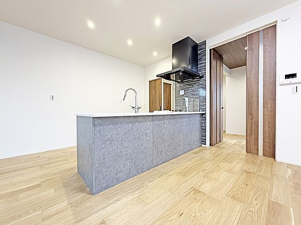 カウンターからはリビングが広く見渡せ、ご家族とのコミュニケーションも弾みます。 