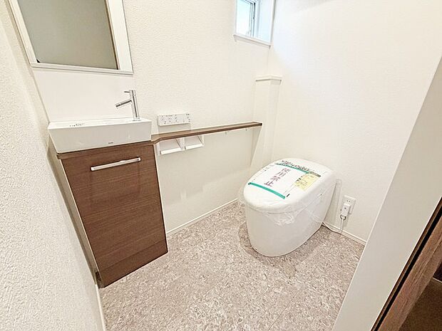 もちろんウォシュレット機能付き。憩いの場としてひそかに注目度の高いお手洗いにもご注目ください。 