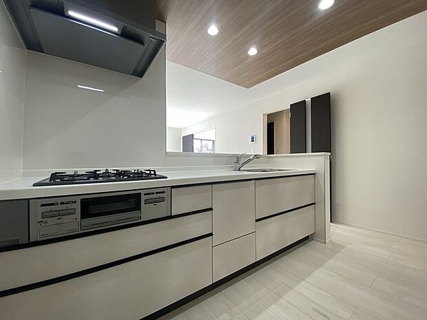 リビングで遊ぶお子様を見守りながらお料理ができる、対面キッチン。