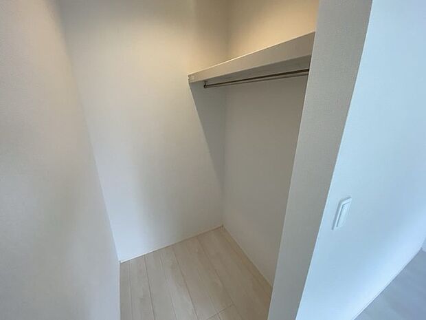 収納力と使い勝手がうれしいウォークインクローゼットがあります