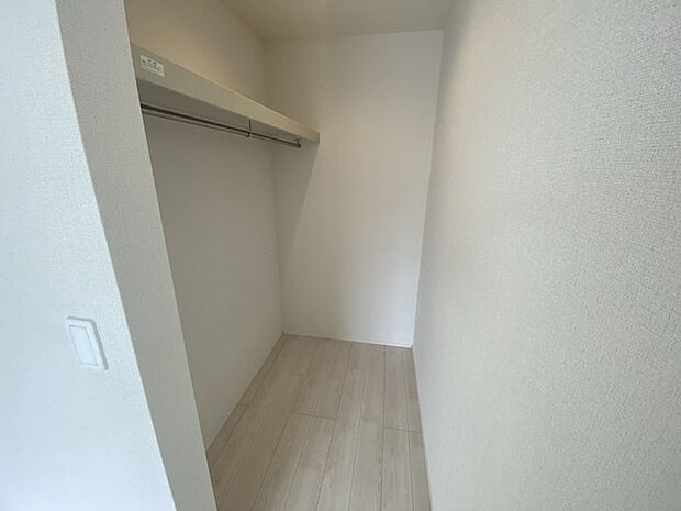 たっぷりの収納スペースで快適に暮らせそう。