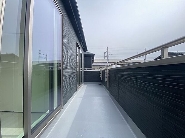 らくらくお洗濯を助ける広いバルコニー。