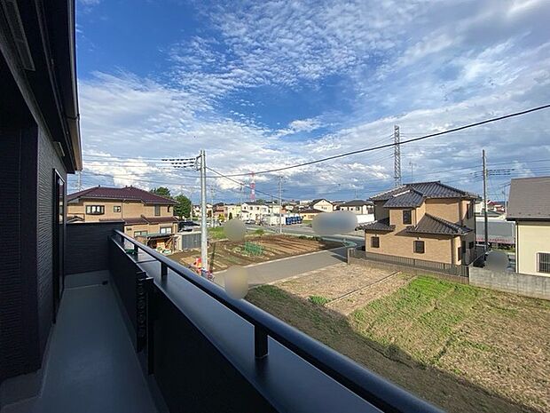 車通りの少ない閑静な住宅地、のびのびした子育てに適します。