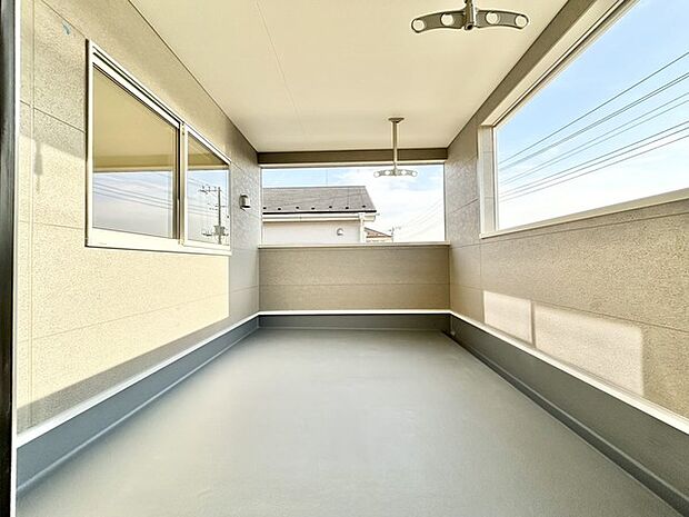 ゆとりの広さを確保したバルコニー。お布団を干すのも、この広さならラクラク。 