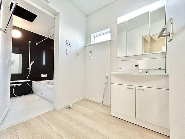 洗面室にはうれしいリネン収納があります。 