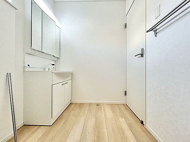 洗面室にはうれしいリネン収納があります。 